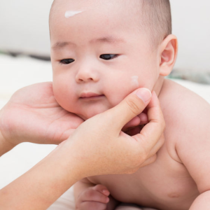 Kem dưỡng ẩm cho em bé sơ sinh